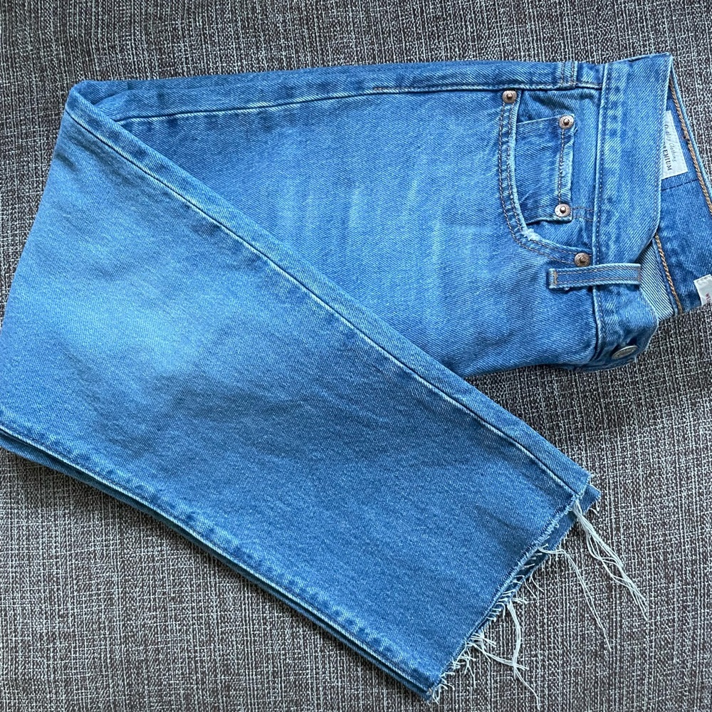 LEVIS WEDGIE sz 27 in 💯 cotton with raw hem that is cropped